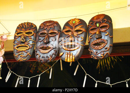 Les masques en bois tribal Banque D'Images