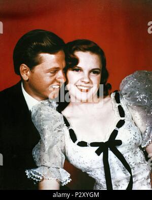 Titre original : STRIKE UP THE BAND. Titre en anglais : STRIKE UP THE BAND. Directeur de film : Busby Berkeley. Année : 1940. Stars : Mickey Rooney et Judy Garland. Credit : M.G.M. / Album Banque D'Images