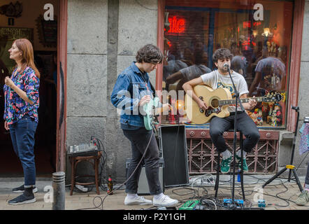 Madrid, Espagne, 10 juin, 2018. Vue de musiciens dans la rue Pez fête, Malasaña trimestre. Banque D'Images