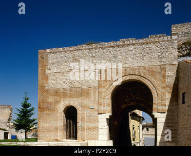 Cuellar, province de Ségovie, Castille et Leon, Espagne. Porte de Saint Basile. Le seul des murs qui a été préservé depuis les derniers changements effectués par les ducs d'Alburquerque. Il était à l'origine appelée la Porte de Robledo. Toledo-type l'architecture mauresque, 11e siècle. Banque D'Images