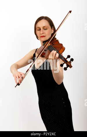 Générique, jeune femme en robe de concert à jouer du violon Banque D'Images