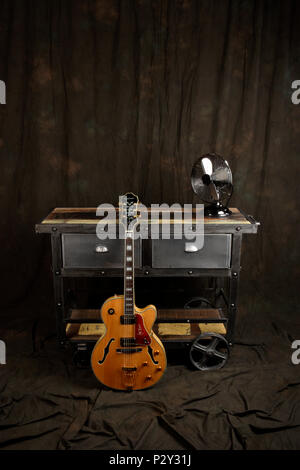 Un semi acoustic guitare électrique, contre certains meubles upcycled Banque D'Images