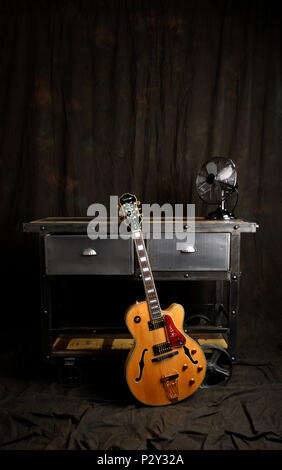 Un semi acoustic guitare électrique, contre certains meubles upcycled Banque D'Images