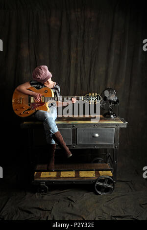 Jeune fille jouer du blues sur une guitare électrique, acoustique semi Banque D'Images