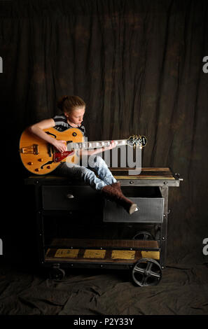 Jeune fille jouer du blues sur une guitare électrique, acoustique semi Banque D'Images