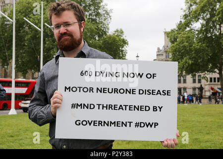 Un groupe de militants, démontre de la place du Parlement contre la cruelle nouvelle cotisation par le ministère du Travail et des pensions (DWP) de x350 mourir maladie du motoneurone (ESPRIT) des patients pour l'allocation de soutien à l'emploi (ESA) plus élevé. Avec : Atmosphère, voir Où : London, Royaume-Uni Quand : 16 mai 2018 Credit : Dinendra Haria/WENN Banque D'Images