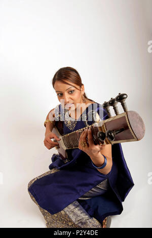 Sitar en position de jeu Banque D'Images