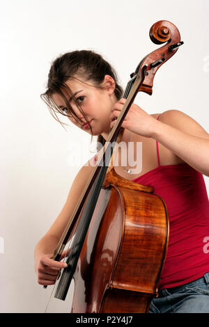 Jeune violoncelliste jouer pizzicato Banque D'Images