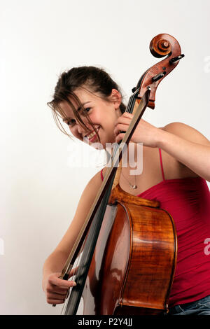 En Pizzicato joue sur un violoncelle par une jeune femme. Banque D'Images