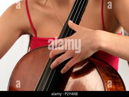 Jeune femme violoncelliste jouer un double stop Banque D'Images
