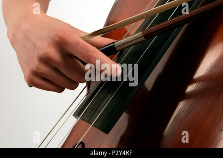 - Position de jeu sur un violoncelle pizzicato générique. Banque D'Images