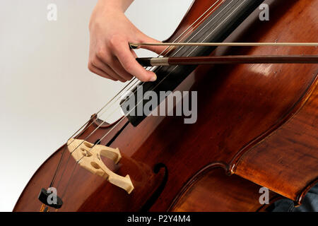 Le violoncelliste jouer pizzicato tout en tenant un arc. Position de jeu, générique. Banque D'Images
