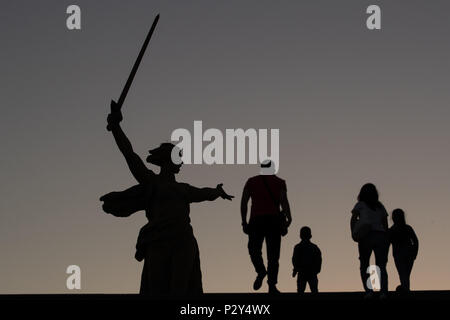 Vue de la patrie appelle, au crépuscule le centre du monument-ensemble 'héros de la bataille de Stalingrad" sur Mamaïev Kourgan, dans la région de Volgograd, où l'Angleterre de la Coupe du monde d'ouverture du match de groupe contre la Tunisie sera joué lors de la Coupe du Monde FIFA 2018, en Russie. Banque D'Images