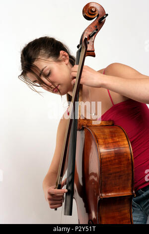 Le violoncelliste jouer pizzicato, jeune joueuse ou étudiant Banque D'Images