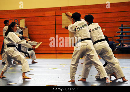 L'équipe de démonstration de Taekwondo de Kukkiwon a mené une démonstration d'arts martiaux au Presidio de Monterey Price Fitness Center le 3 août, organisé par l'école coréenne de l'Institut de langue de Défense. L’équipe a exécuté des formes et des techniques traditionnelles de taekwondo et a répondu aux questions des élèves en coréen. Kukkiwon, reconnu comme le siège mondial du taekwondo, promeut l'art et la culture coréenne à l'échelle internationale depuis 40 ans, se produisant dans plus de 120 pays en tant qu'ambassadeurs mondiaux du taekwondo. Banque D'Images