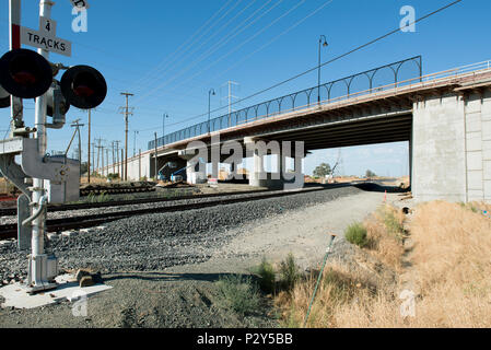 Le pont routier Peabody Road en Californie a rouvert ses portes après un projet de construction de quatorze mois coûtant 78 millions de dollars. Il relie Vacaville et Fairfield et accueille plus de 20 000 véhicules par jour, servant de route principale à la base aérienne de Travis pour plus de 14 000 employés. Ce projet d’infrastructure, qui fait partie de la gare ferroviaire Fairfield/Vacaville le long du corridor du Capitole, améliore la fluidité de la circulation, la connectivité communautaire et répond aux besoins de transport militaire et civil dans la région. Banque D'Images