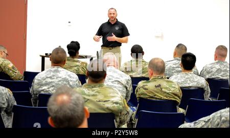 Agent Spécial du FBI Michael Culloton communalities, explique les dangers de l'application de la loi, les efforts de prévention, et les meilleures réponses réactives et proactives pour un tireur actif, de l'événement aux soldats de la 416e commande Ingénieur théâtre, de Darien, Illinois) La formation dispensée par l'agent spécial Culloton soldats a donné des outils pour réagir et se protéger dans une situation de tireurs actifs, le 6 août 2016. (U.S. Photo de l'armée par la CPS. Brianna Saville/libérés) Banque D'Images