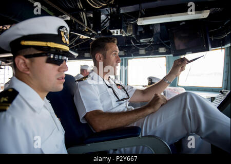 160805-N-UF697-107 TOKYO BAY (16 août 2000 5, 2016), USS Barry (DDG 52) de la Direction de la Cmdr. Dave A. Huljack dirige l'équipe de passerelle du navire que le navire entre dans le port. Missiles de la retourné à Yokosuka, Japon après avoir effectué une patrouille dans la zone 7e flotte américaine des opérations à l'appui de la sécurité et de la stabilité dans l'Indo-Asia-Pacifique. (U.S. Photo par marine Spécialiste de la communication de masse 2e classe Kevin C. Cunningham/libérés) Banque D'Images