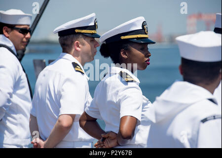 160805-N-UF697-486 TOKYO BAY (16 août 2000 5, 2016) Le lieutenant J.G. Tia Hatcher, affecté à l'avant-déployés de classe Arleigh Burke destroyer lance-missiles USS Barry (DDG 52), mans les rails que le navire entre dans le port. Barry revient à Yokosuka, Japon après avoir effectué une patrouille dans la zone 7e flotte américaine des opérations à l'appui de la sécurité et de la stabilité dans l'Indo-Asia-Pacifique. (U.S. Photo par marine Spécialiste de la communication de masse 2e classe Kevin C. Cunningham/libérés) Banque D'Images