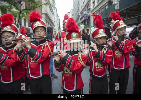 New York l'école chinoise Crimson King, Drum & Bugle Corps, fifre. Marching Band de l'école effectue au Philippine Day Parade. Banque D'Images