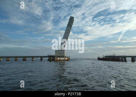 Le Jay Jay pont a été construit en 1963 et s'étend sur la rivière indienne juste au nord de Titusville. C'est un pont basculant à une seule lame. Banque D'Images