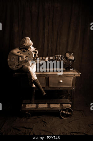 Jeune fille jouer du blues sur une guitare électrique, acoustique semi Banque D'Images