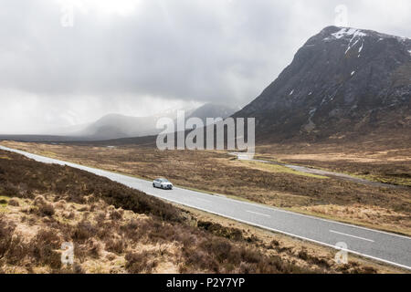 Conduite de voiture sur l'A82 route à travers Glencoe Glen Coe, Ecosse, Royaume-Uni Banque D'Images