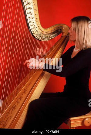 La lecture d'un harpiste harpe de concert faite par Obermeyer. Banque D'Images