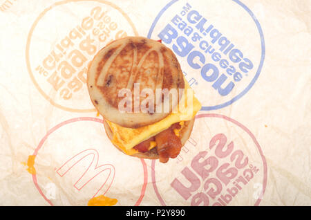 McDonald's bacon, oeufs et fromage McGriddle sur l'emballage Banque D'Images