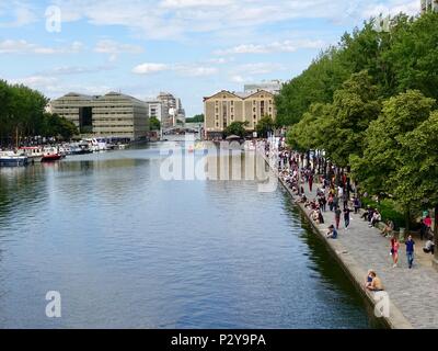 Les intervenants les rives du canal sur un samedi après-midi à chaud au Bassin de la Villette, Paris, France Banque D'Images