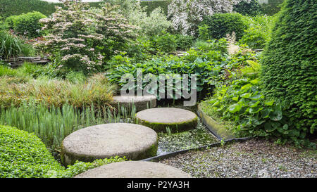 Conception de jardin avec étang et terrasse Banque D'Images