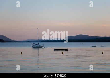 Au coucher du soleil du lac Magog. Bateaux sur le lac Magog. Banque D'Images