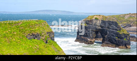 Cliff walk au rocher de la vierge sur la façon sauvage de l'Atlantique, dans le comté de Kerry Irlande Banque D'Images