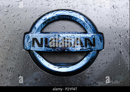 Badge Nissan sur l'avant d'une Nissan Leaf Banque D'Images