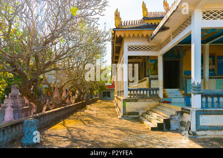Ancienne vieille mystérieux temple Phnom Krom sur la colline près de Siem Reap, Cambodge Banque D'Images