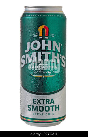 Un froid peut de John Smiths ultra lisse avec condensation isolé sur fond blanc Banque D'Images