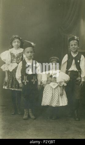 La République tchécoslovaque - circa 1930 : Retro photo montre les enfants portent folk traditionnel. costum Vintage Photographie noir et blanc. Banque D'Images