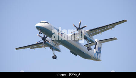 Flybe de-Haviland Canada DHC 8 Dash 8 G-JECN en approche finale à l'aéroport de Londres Heathrow LHR Banque D'Images