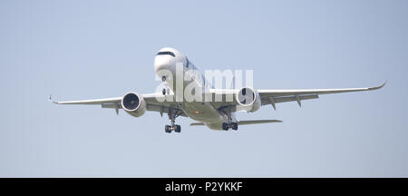 Airbus A350 XWB Finnair OH-LWC en approche finale à l'aéroport de Londres Heathrow LHR Banque D'Images