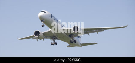 Airbus A350 XWB Finnair OH-LWC en approche finale à l'aéroport de Londres Heathrow LHR Banque D'Images