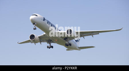 Airbus A350 XWB Finnair OH-LWC en approche finale à l'aéroport de Londres Heathrow LHR Banque D'Images