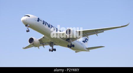 Airbus A350 XWB Finnair OH-LWC en approche finale à l'aéroport de Londres Heathrow LHR Banque D'Images