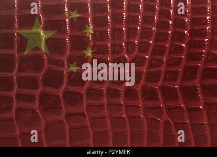 Chine drapeau sur un cuir peau de serpent texture background close up . Banque D'Images