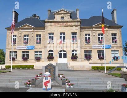 Sainte-mère-Eglise, Normandie, France, le 16 juin 2018 Hôtel de ville de St Mère Eglise, qui a été la première ville à l'Ouest/libérée en 1944 Banque D'Images