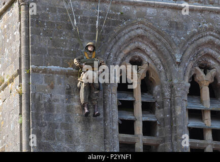 Sainte-mère-Eglise, Normandie, France, le 15 mai 2018 Mémorial du débarquement pour l'american Paratrooper ' John Steele' sur le sommet de la tour de l'église Banque D'Images