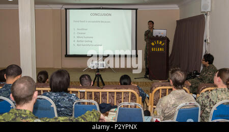 160812-N-TR165-003 KUANTAN, Malaisie (16 août 2000 12, 2016) Le Sharizan lieutenant Mohamad Bin Abdul Hamid, nutritionniste à l'hôpital Angkatan Tuanku Mizan tentera à Kuala Lumpur, Malaisie, prend la parole lors d'un partenariat du Pacifique 2016 séminaire de sensibilisation à l'alimentation halal à Kuantan Base navale. Au cours du séminaire, Pacific Partnership 2016 tirées du personnel la compréhension de base et la préparation de nourriture halal. C'est la première fois Pacific Partnership a visité la Malaisie. Au cours de l'arrêt de la mission des Nations Unies partenaires travaillent côte à côte avec les organismes militaires et civils dans une s Banque D'Images