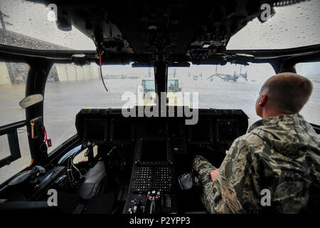 Le s.. Jonathan Knutson, chef d'équipe avec la 801st Escadron de maintenance des aéronefs d'opérations spéciales, exploite les freins d'un CV-22B avion à rotors basculants Osprey pendant qu'il est remorqué dans La Liberté Hangar à Hurlburt Field, en Floride, le 11 août, 2016. La 801st SOAMXS les chefs d'équipage a poursuivi les opérations normales malgré le mauvais temps. (U.S. Air Force photo par un membre de la 1re classe Joseph Pick) Banque D'Images