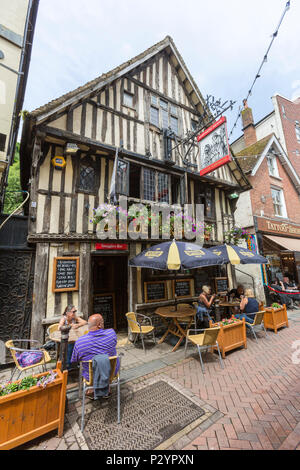 Les gens à l'extérieur de Ye Olde station de pompage à la George Street à la vieille ville de Hastings, East Sussex, Angleterre , Royaume-Uni Banque D'Images