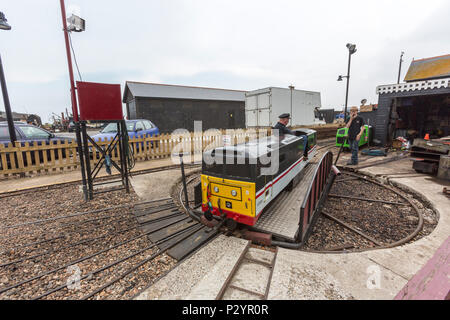 Tournant la locomotive de l'InterCity Railway Miniature Hastings. Hastings, East Sussex, Angleterre , Royaume-Uni Banque D'Images