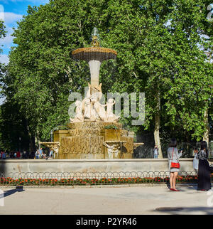 Les gens autour de la Fuente de los Fontaine Galapagos dans le Parque del Buen Retiro de Madrid, Espagne. Banque D'Images